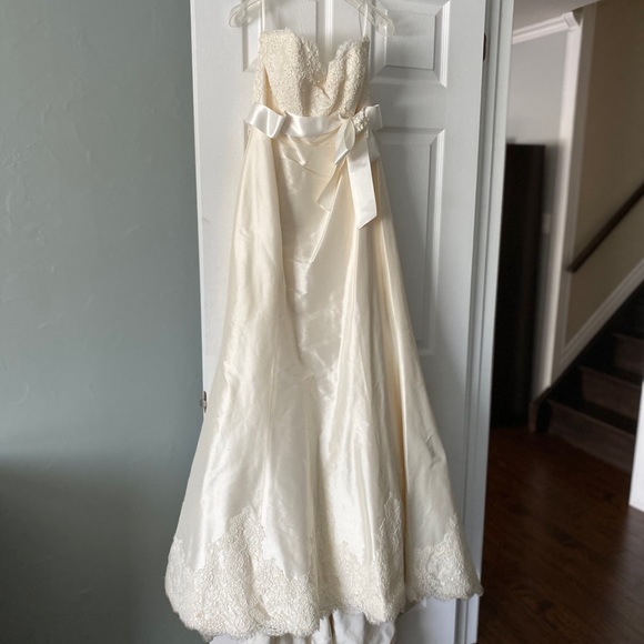 Paloma Blanca Ivory strapless wedding gown (#3854), size 14 - Picture 2 of 13